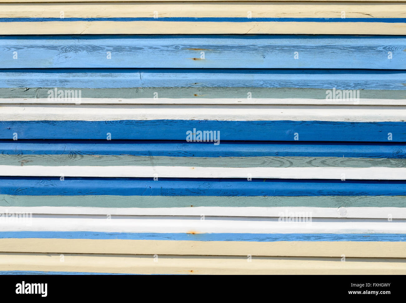 Primo piano della vecchia struttura sulla recinzione di legno in blu e bianco. Foto Stock