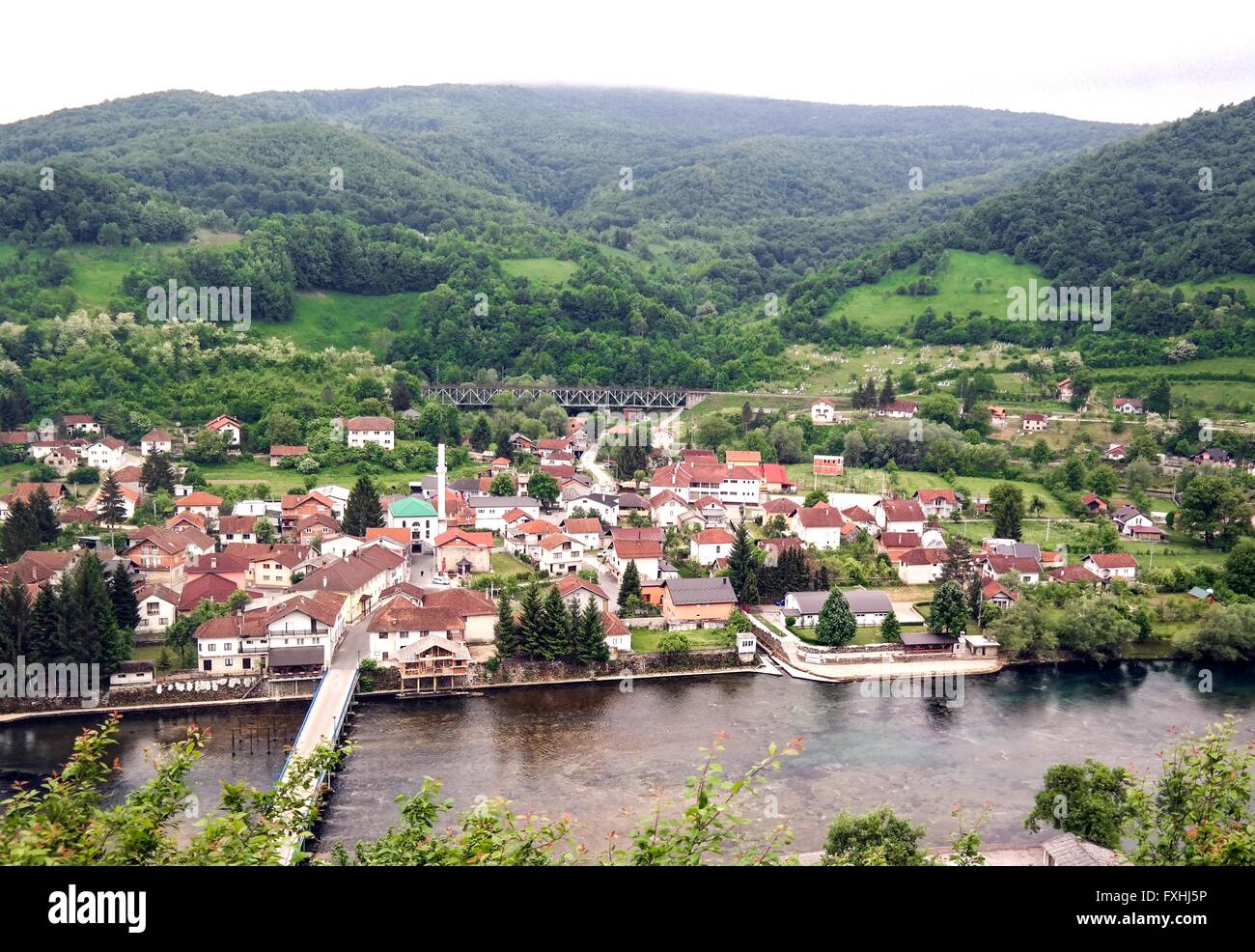 La valle del fiume n.a. e montagne in Kulen Vakuf visto dalle rovine della città vecchia di 'Havala'. Foto Stock