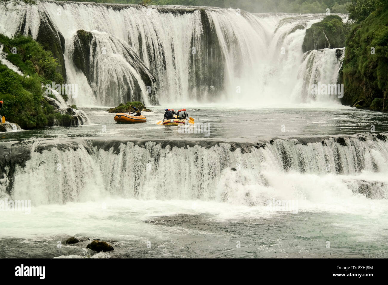 Rafting sulle cascate di Strbaćki del fiume n.a. Foto Stock