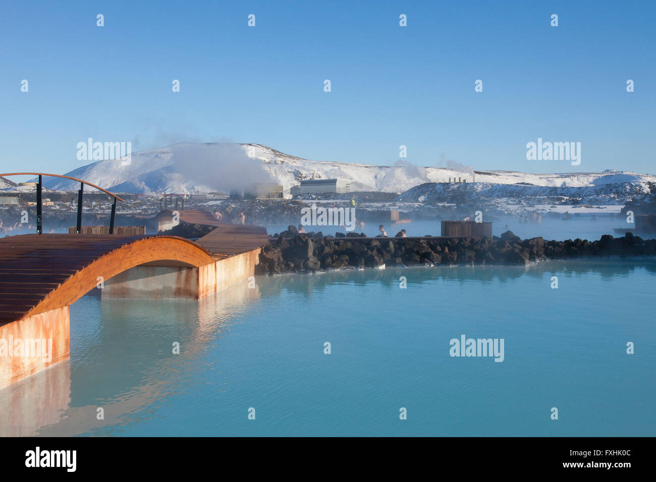 I turisti di balneazione in laguna blu, ricco in minerali come silice e zolfo in inverno, Grindavík, penisola di Reykjanes, Islanda Foto Stock