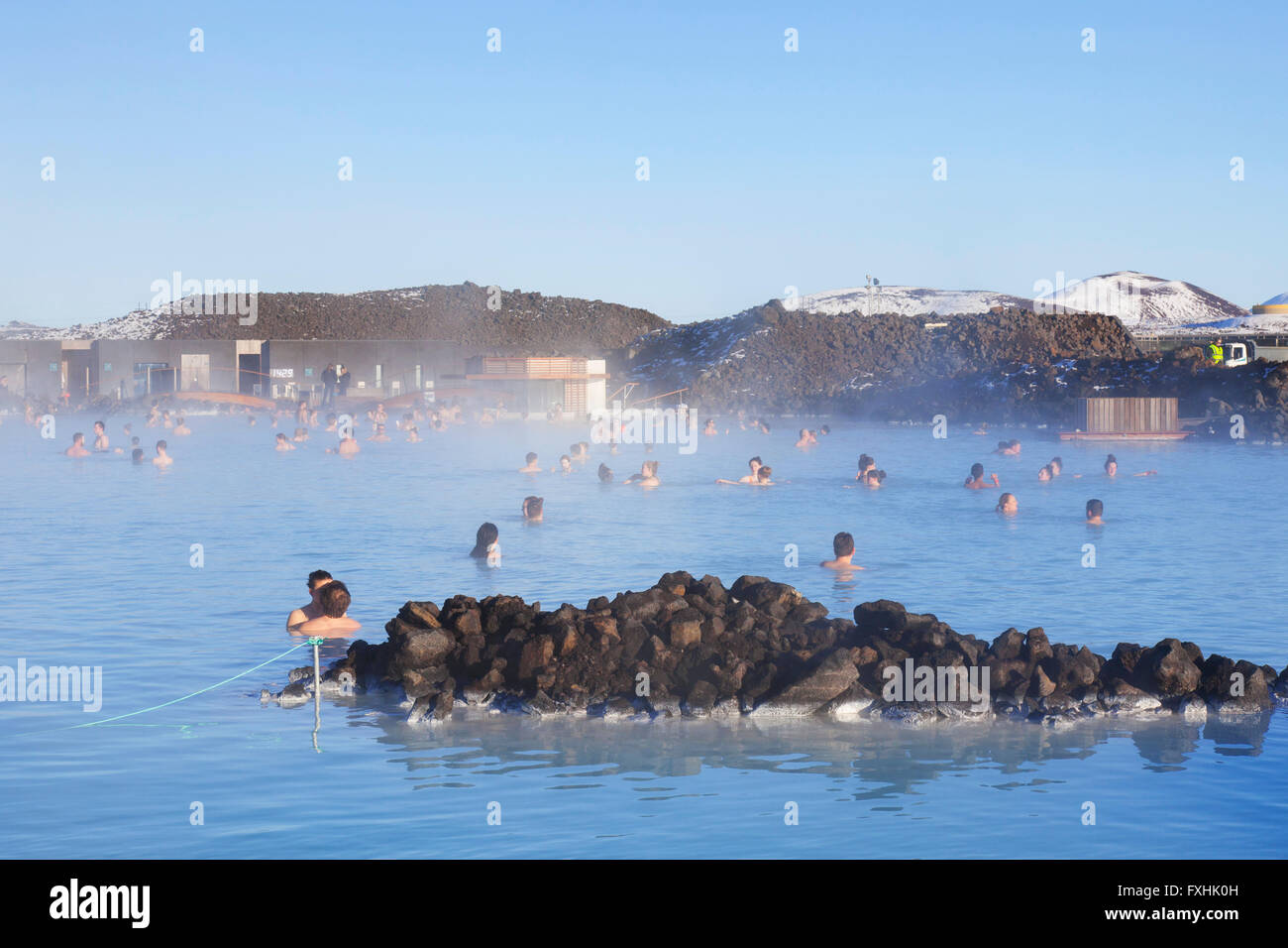 I turisti di balneazione in laguna blu, ricco in minerali come silice e zolfo in inverno, Grindavík, penisola di Reykjanes, Islanda Foto Stock