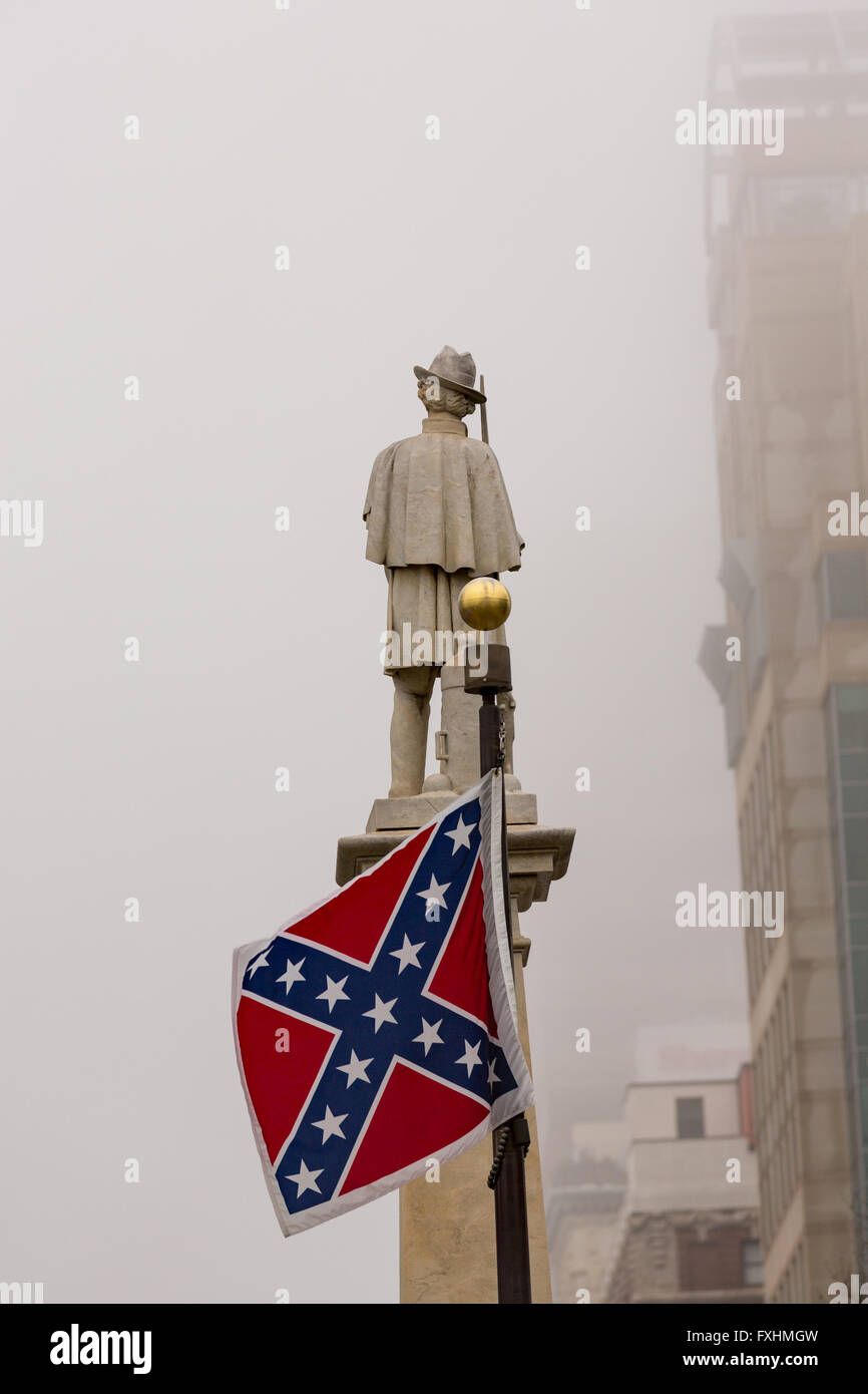 Monumento confederati e bandiera di battaglia al di fuori del Sud Carolina casa in un giorno di pioggia in Columbia, SC. Foto Stock