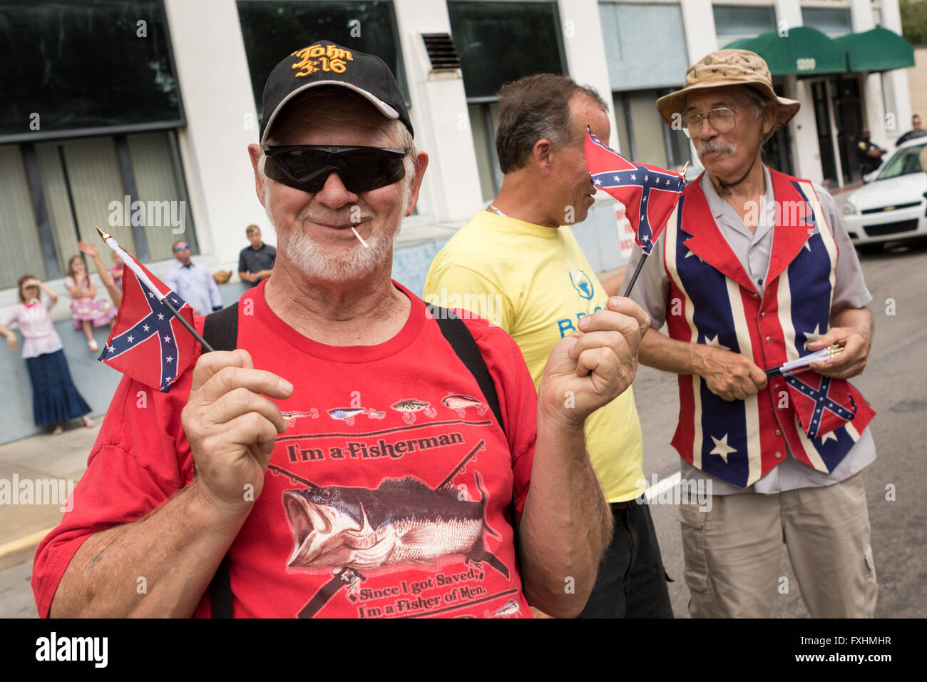 I sostenitori della bandiera Confederate proteste al di fuori del Sud Carolina casa in Columbia, SC. Foto Stock