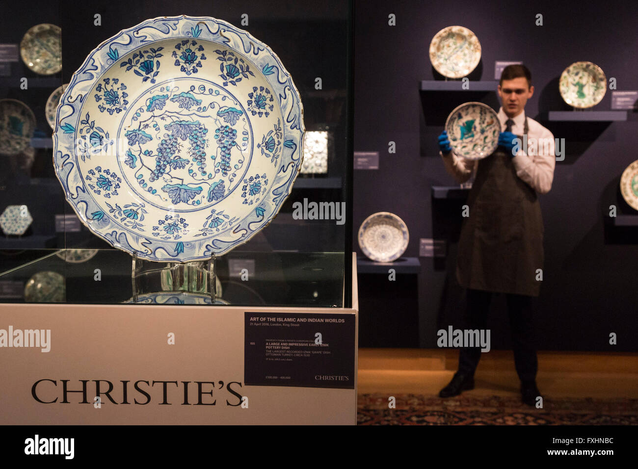 Londra, Regno Unito. Il 15 aprile 2016. Inizio Iznik uva piatto in ceramica, ottomani Turchia, 1530, est. GBP 300,000-400,000. Christie's presenta mette in evidenza dalla prossima vendita di tappeti Persiani e Orientali (19 Aprile) nonché di arte islamica e mondi indiano (21 Aprile). Foto Stock