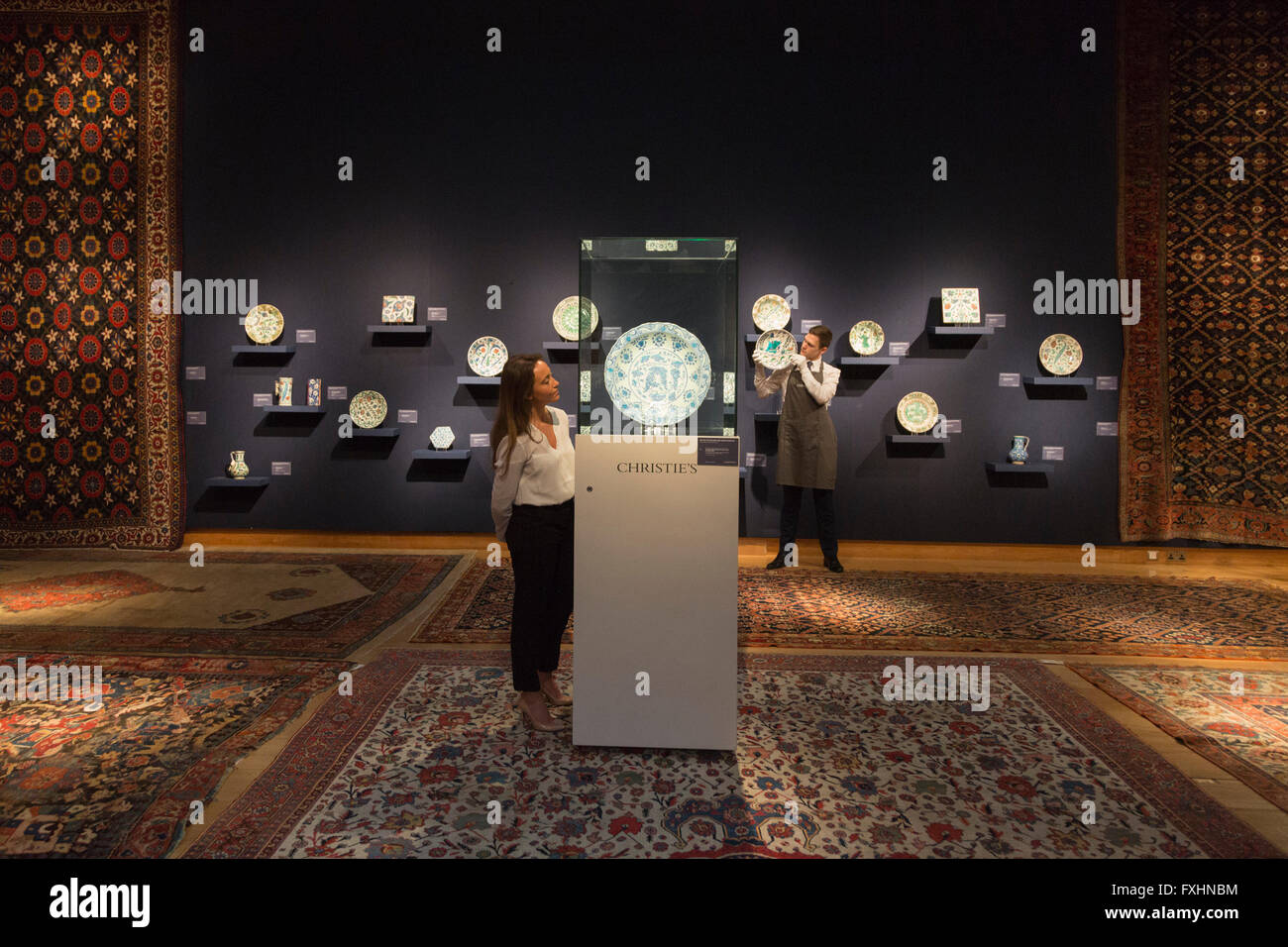 Londra, Regno Unito. Il 15 aprile 2016. Inizio Iznik uva piatto in ceramica, ottomani Turchia, 1530, est. GBP 300,000-400,000. Christie's presenta mette in evidenza dalla prossima vendita di tappeti Persiani e Orientali (19 Aprile) nonché di arte islamica e mondi indiano (21 Aprile). Foto Stock