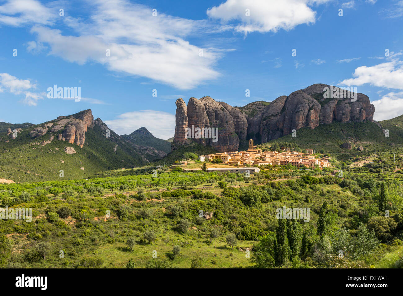 Villaggio di Agüero sotto il conglomerato formazioni rocciose del Mallos de Riglos, provincia di Huesca, Aragona, Spagna. Foto Stock