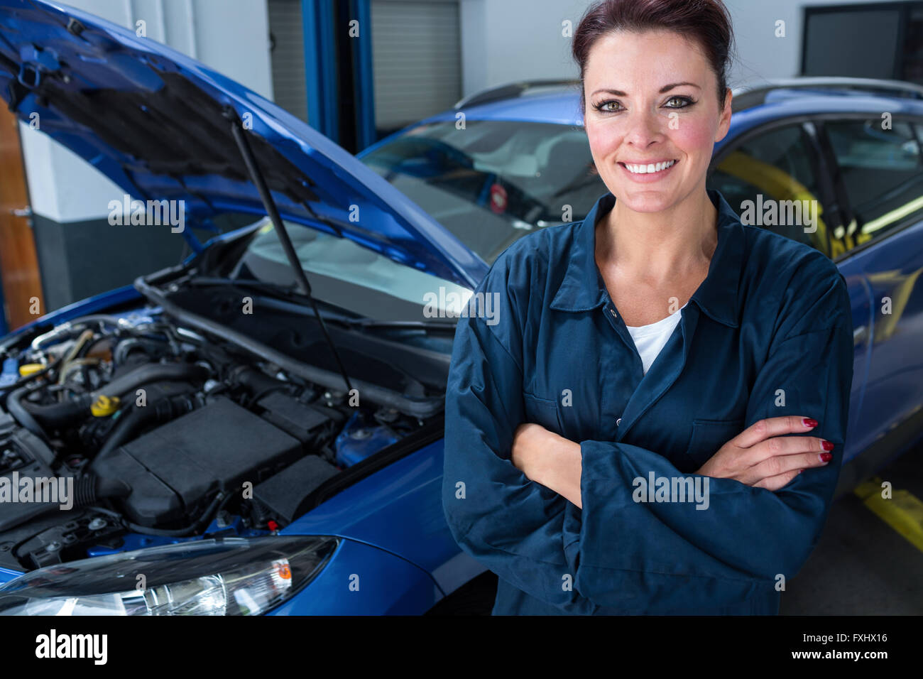 Meccanico femmina presso il garage di riparazione Foto Stock