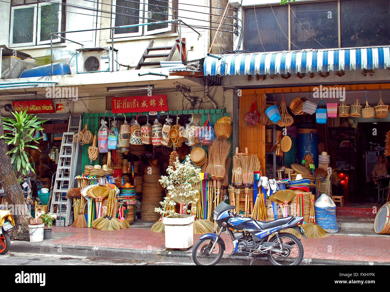 Thai street in China Town, con piccoli negozi che espongono la loro mercanzia in parte anteriore, principalmente con cestini di vimini e prodotti Foto Stock