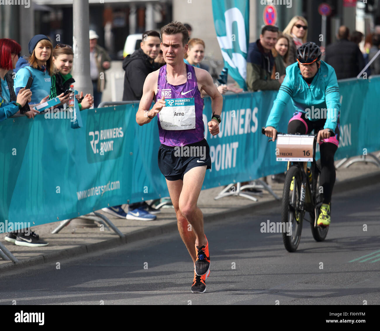 Tedesco atleta elite, Arne Gabius, passando la Potsdamer Platz in Berlin mezza maratona 2016 Foto Stock