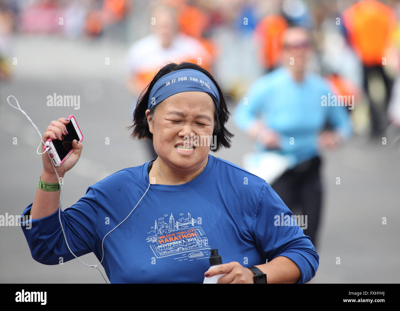 Concorrente femmina, discesa asiatica, terminando la Berlino mezza maratona Foto Stock