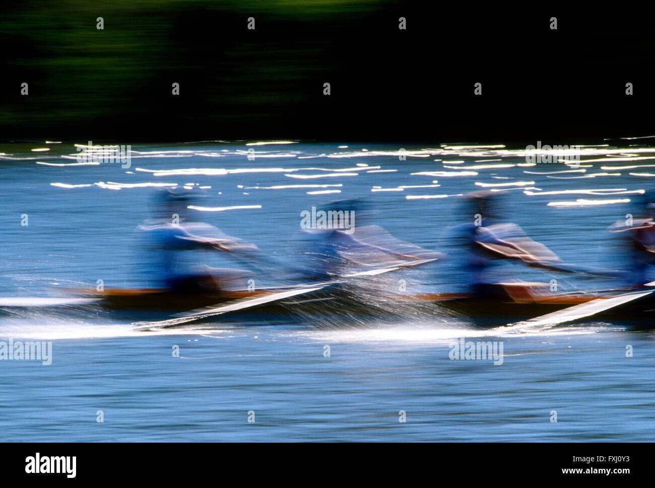 Motion Blur vista panoramica di scullers remare nella testa della regata Schuylkill; Fiume Schuykill; Philadelphia, Pennsylvania, STATI UNITI D'AMERICA Foto Stock