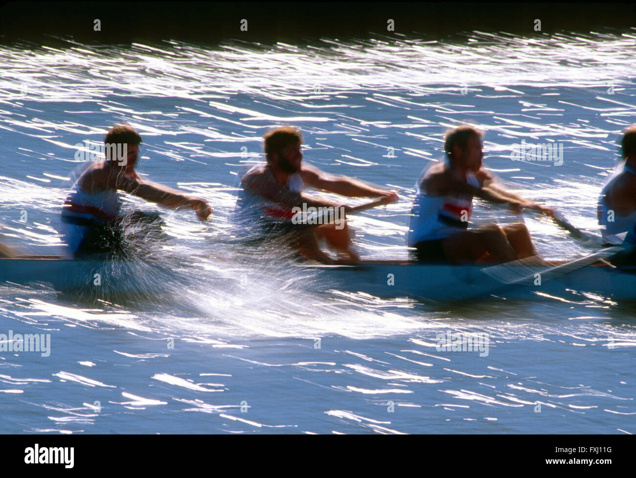 Motion Blur vista panoramica di scullers remare nella testa della regata Schuylkill; Fiume Schuykill; Philadelphia, Pennsylvania, STATI UNITI D'AMERICA Foto Stock