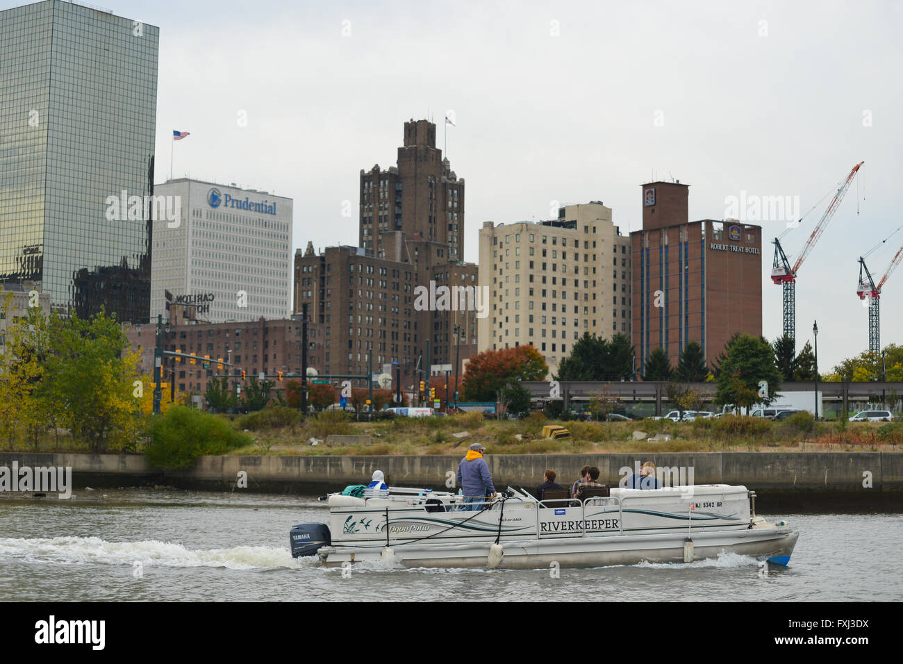 Il Newark Riverfront Revival esegue le gite in barca sul fiume Passaic, offrendo lezioni sulla storia e l'ambiente. Newark, NJ. Foto Stock