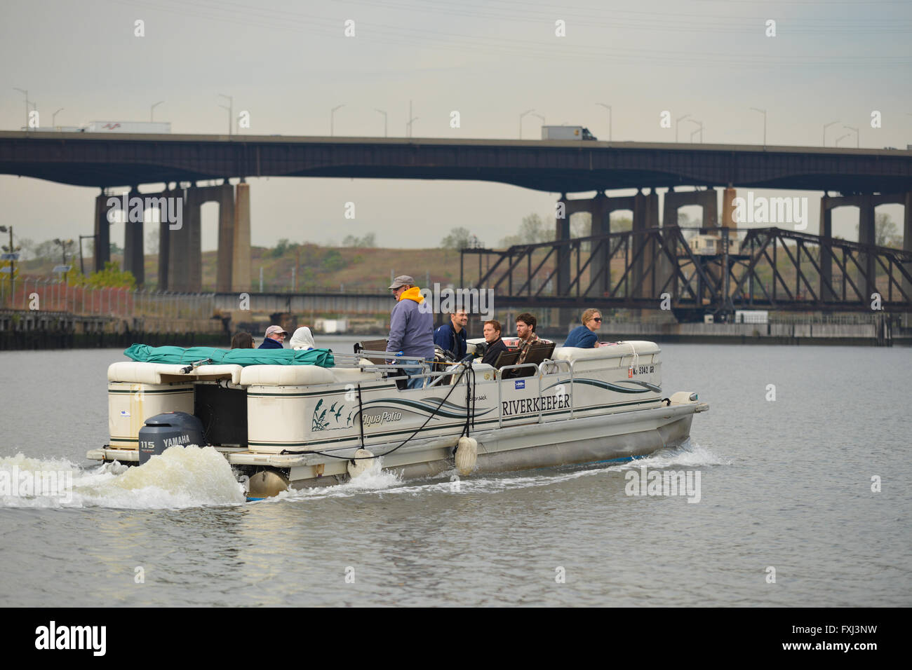 Il Newark Riverfront Revival esegue le gite in barca sul fiume Passaic, offrendo lezioni sulla storia e l'ambiente. Newark, NJ. Foto Stock