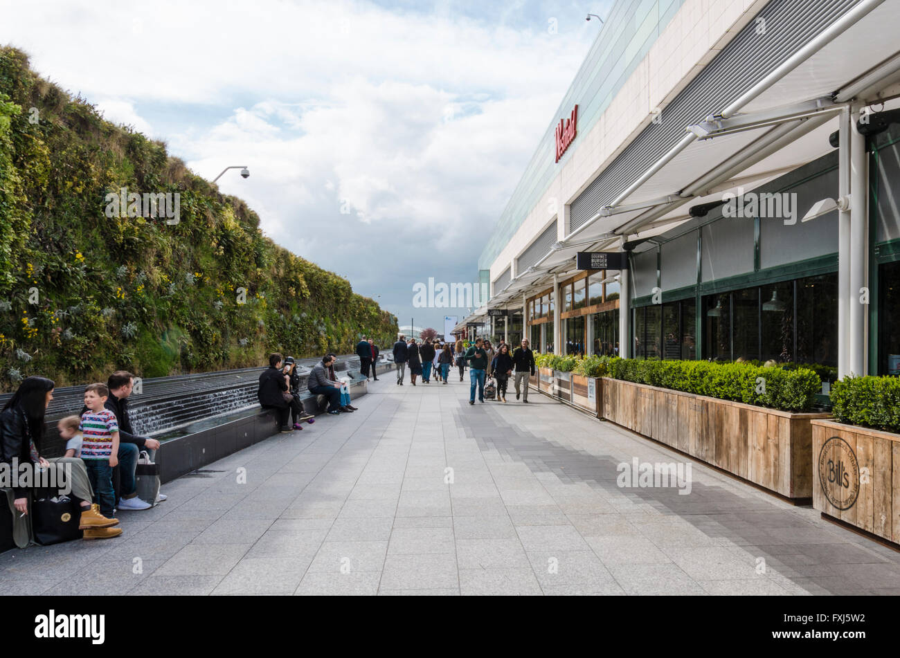 Guardando lungo un sentiero pedonale al Westfield Shopping Centre in Shepherds Bush London. Foto Stock