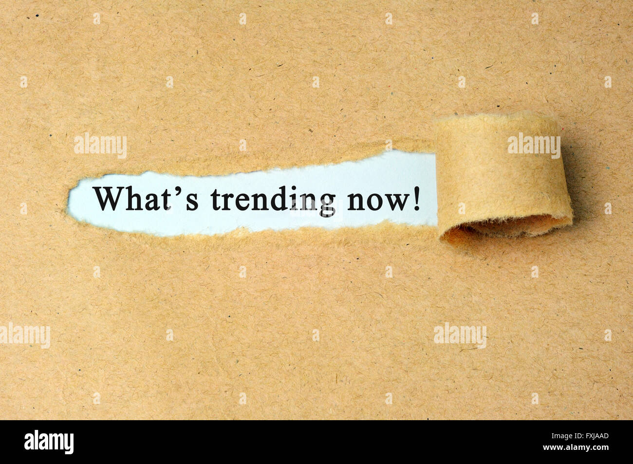 Carta strappata con 'che cosa è trend' ora il testo. Foto Stock