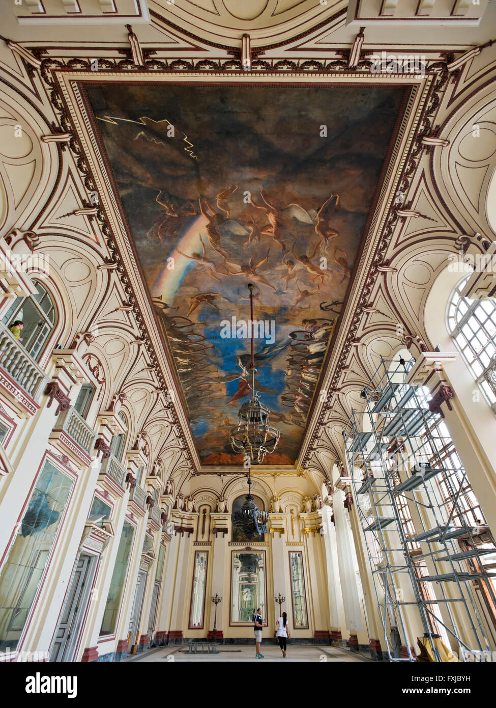 Vista verticale all'interno della Sala degli Specchi presso il Museo della Rivoluzione a l'Avana, Cuba. Foto Stock