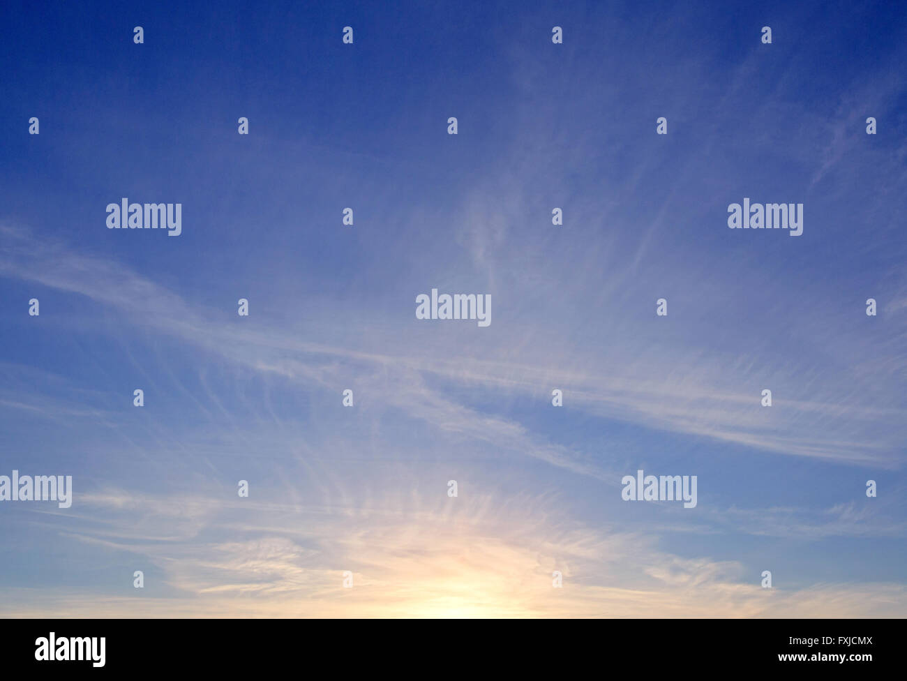 Vista sul cielo blu di sunrise Foto Stock