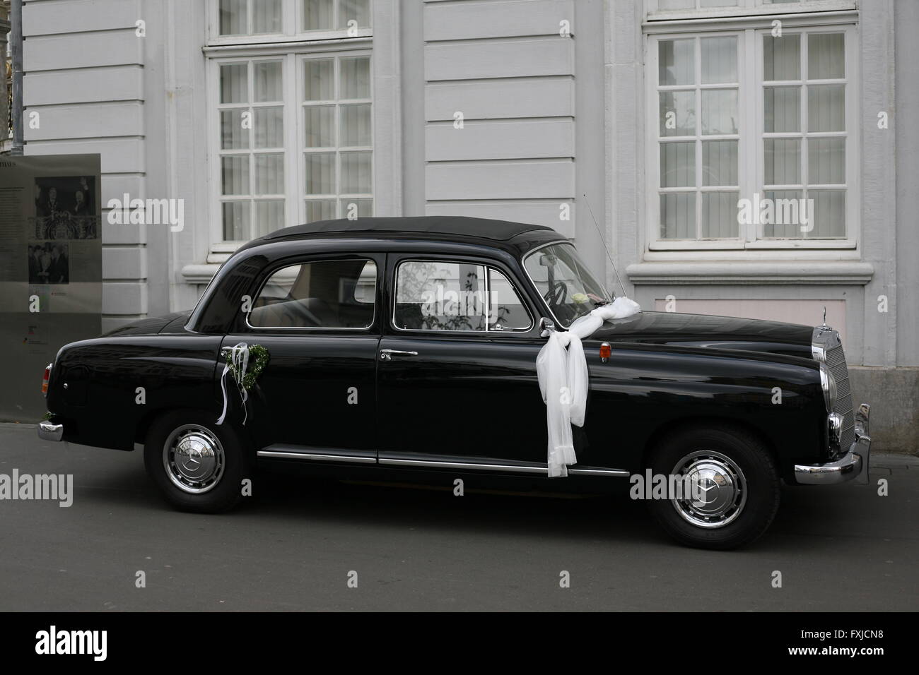 Vecchio Mercedes Benz auto con decorazioni per matrimoni Foto Stock