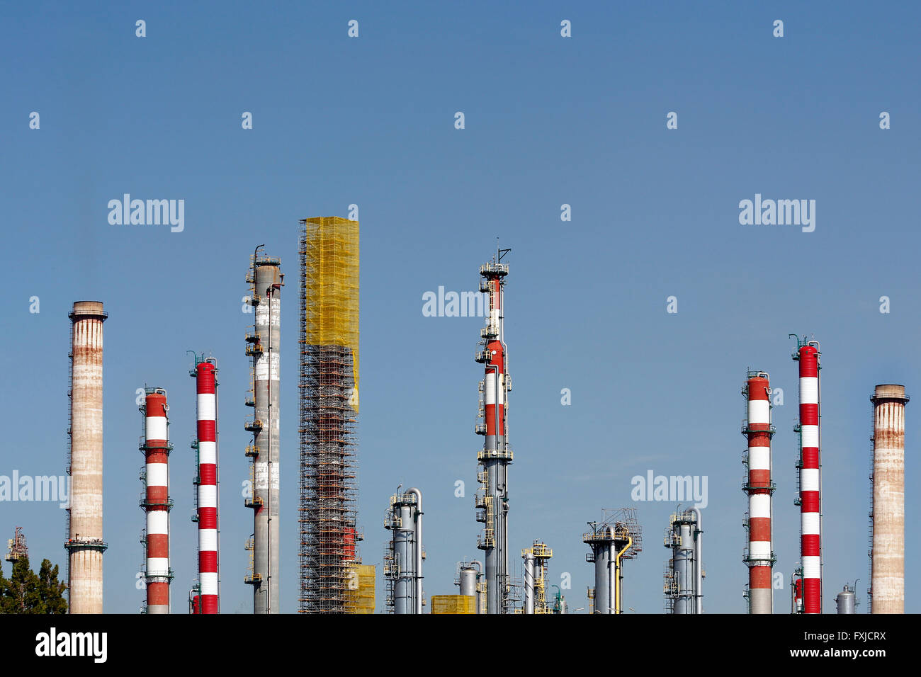 Camini in una grande raffineria di petrolio Foto Stock