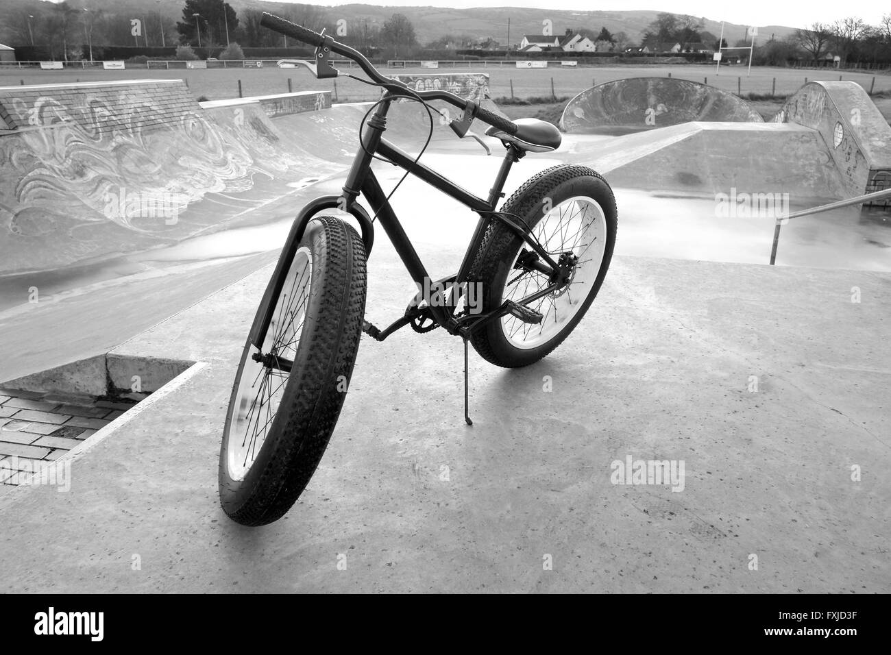 Moda Fat Tire Bike a skate park a Cheddar, Somerset. Aprile 2016 Foto Stock