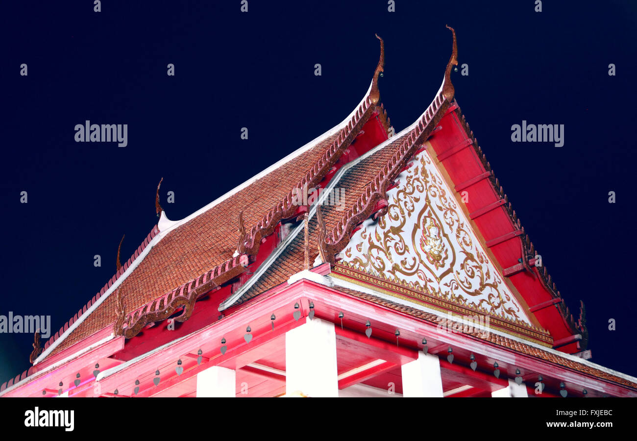 Si tratta di una foto del tetto di un tempio in Thailandia di notte a Bangkok. Esso è di colore rosso. Foto Stock