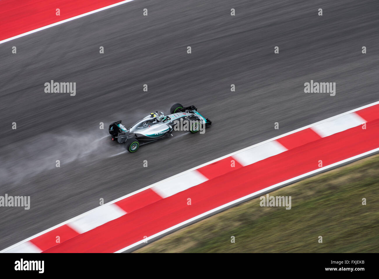 Nico Rosberg si vede durante una piovosa FP1 tornata prima del 2015 US Grand Prix in Austin, Texas. Foto Stock