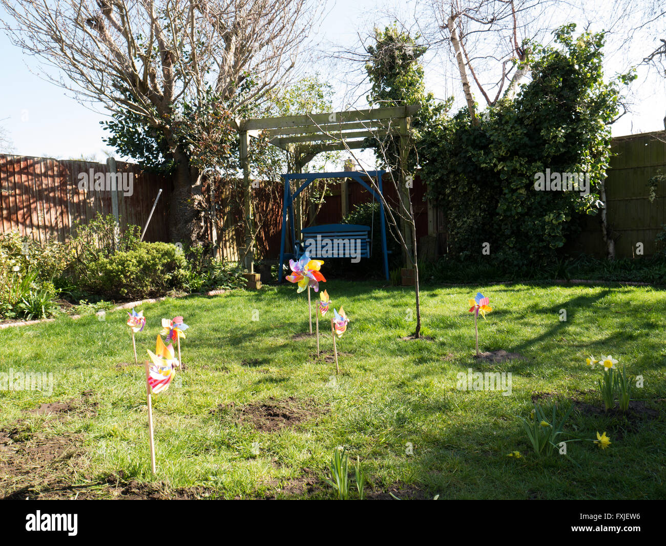 Un giardino condito con giocattolo mulini a vento Foto Stock