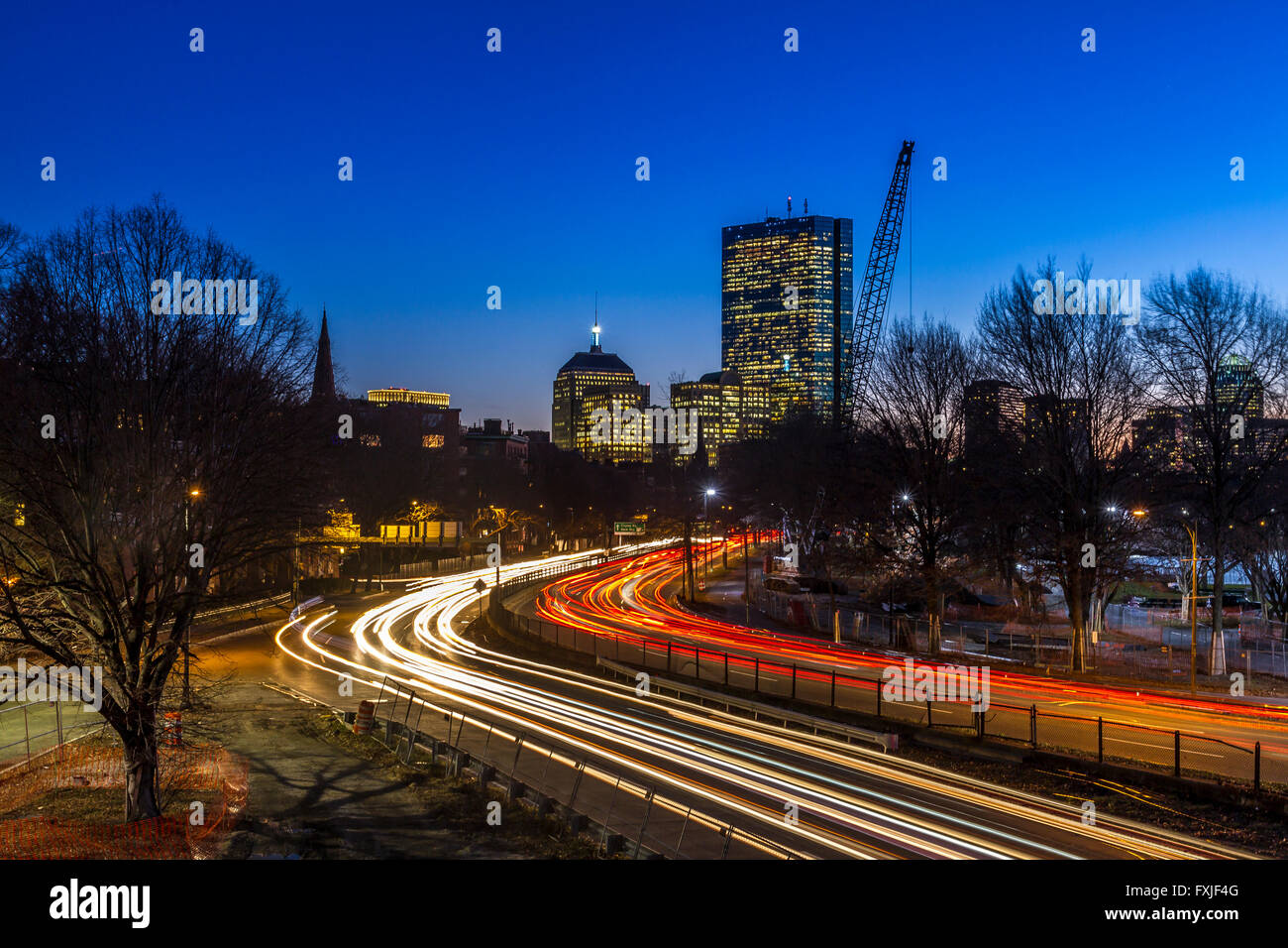 Auto Light sentieri e la città di Boston di notte, Boston, Massachusetts, Stati Uniti Foto Stock