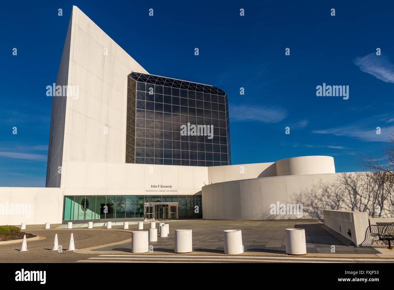 L'esterno della John F Kennedy Presidential Library and Museum, dedicato alla memoria del 35° presidente, Boston, Massachusetts, USA Foto Stock