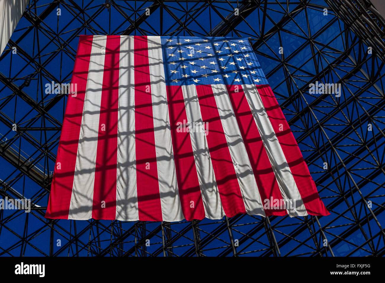 Una bandiera americana appesa all'interno di un atrio di vetro al John F, Kennedy Presidential Library and Museum di Boston, Massachusetts, USA Foto Stock