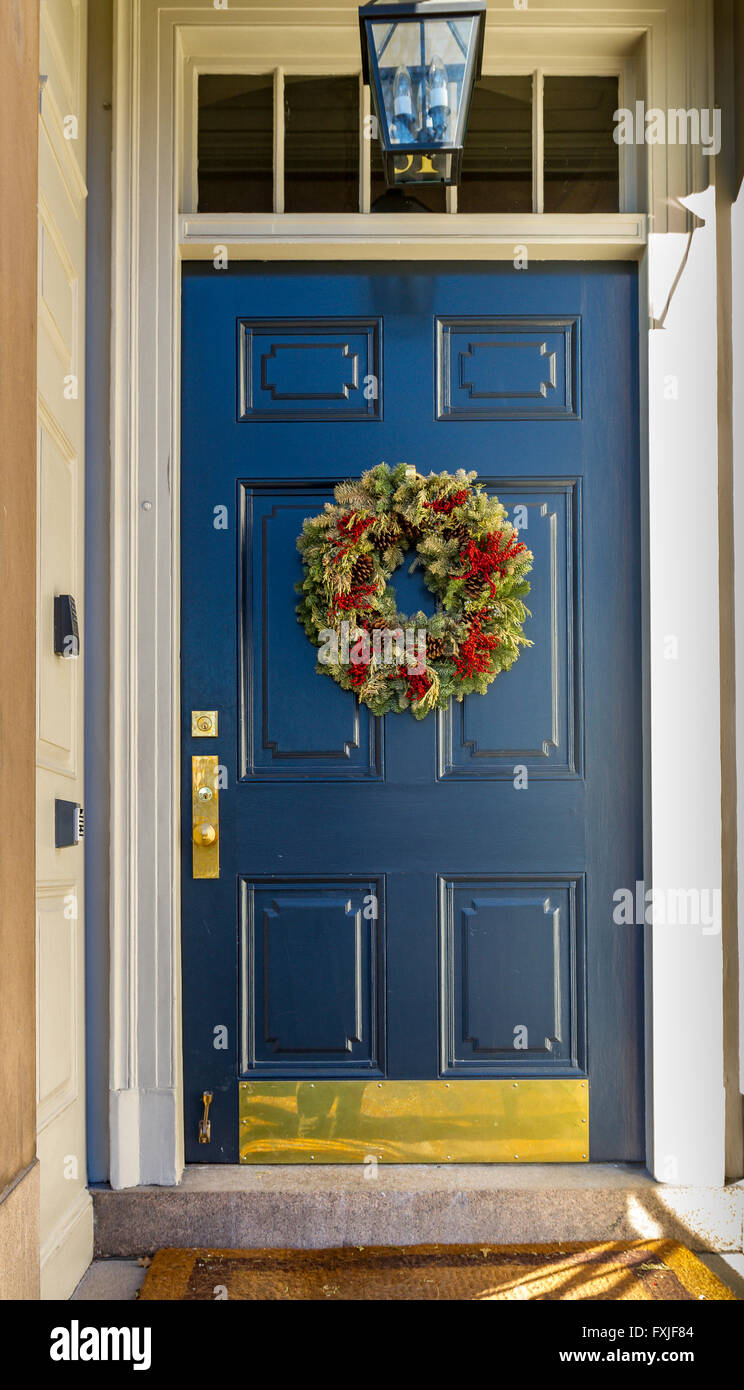 Una corona di Natale o una ghirlanda appesa su una porta d'ingresso blu nel quartiere Beacon Hill di Boston, Boston, Massachusetts, USA Foto Stock