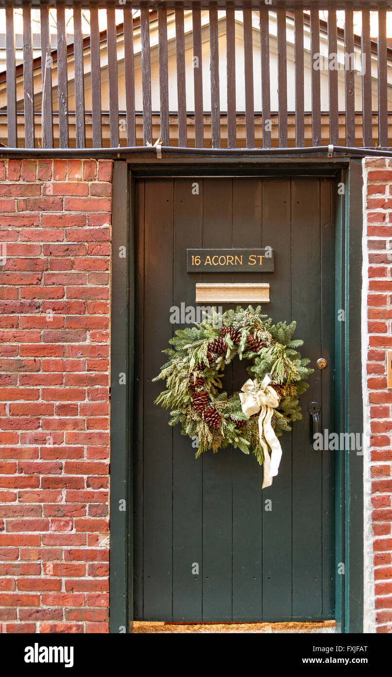 Ghirlanda di Natale su una verde porta di legno , Acorn St ,Beacon Hill, Boston ,MA , STATI UNITI Foto Stock