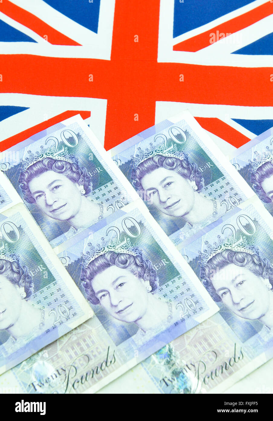 British pound concetto con la valuta e la bandiera del Regno Unito Foto Stock