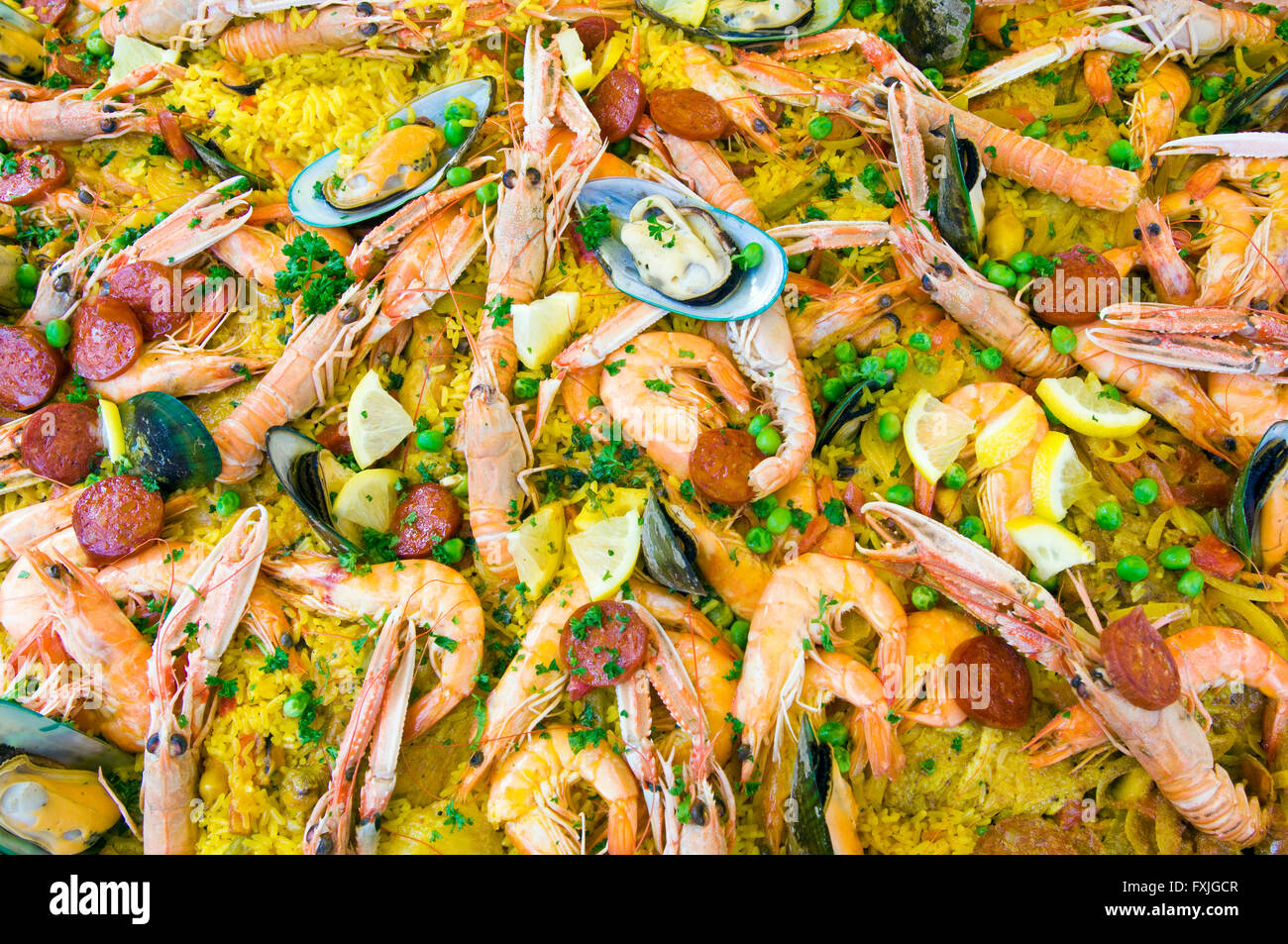 La paella di frutti di mare presso il mercato degli agricoltori a Sarlat-la-Canéda nel sud-ovest della Francia Foto Stock