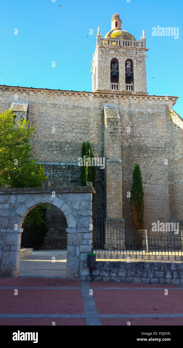 Torre campanaria della vecchia chiesa cattolica in Spagna Foto Stock