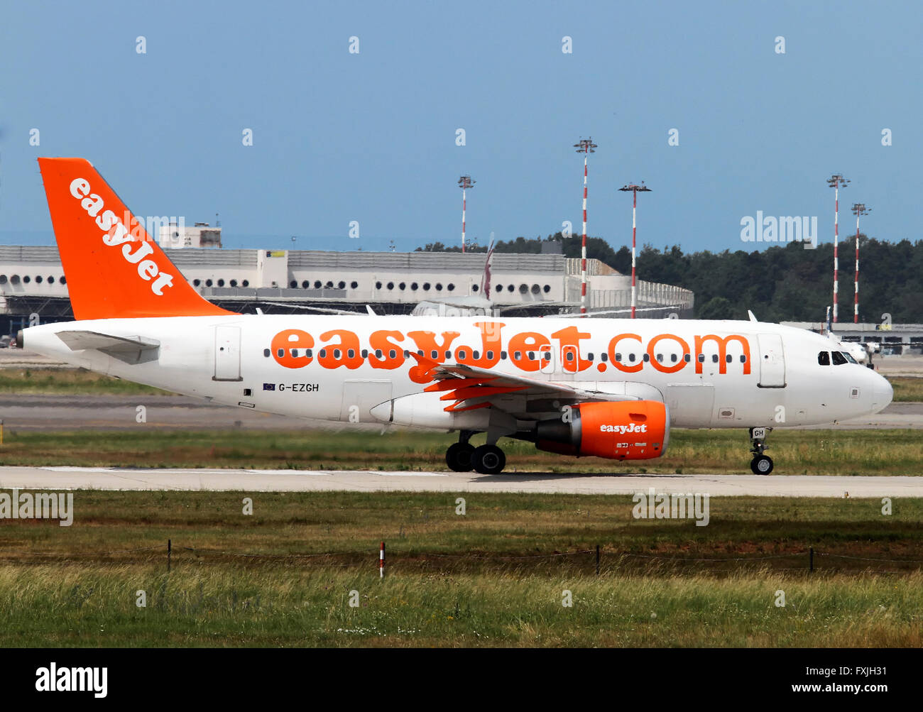 EasyJet, Airbus A319-111 sul terreno a Linate, Milano, Italia Foto Stock