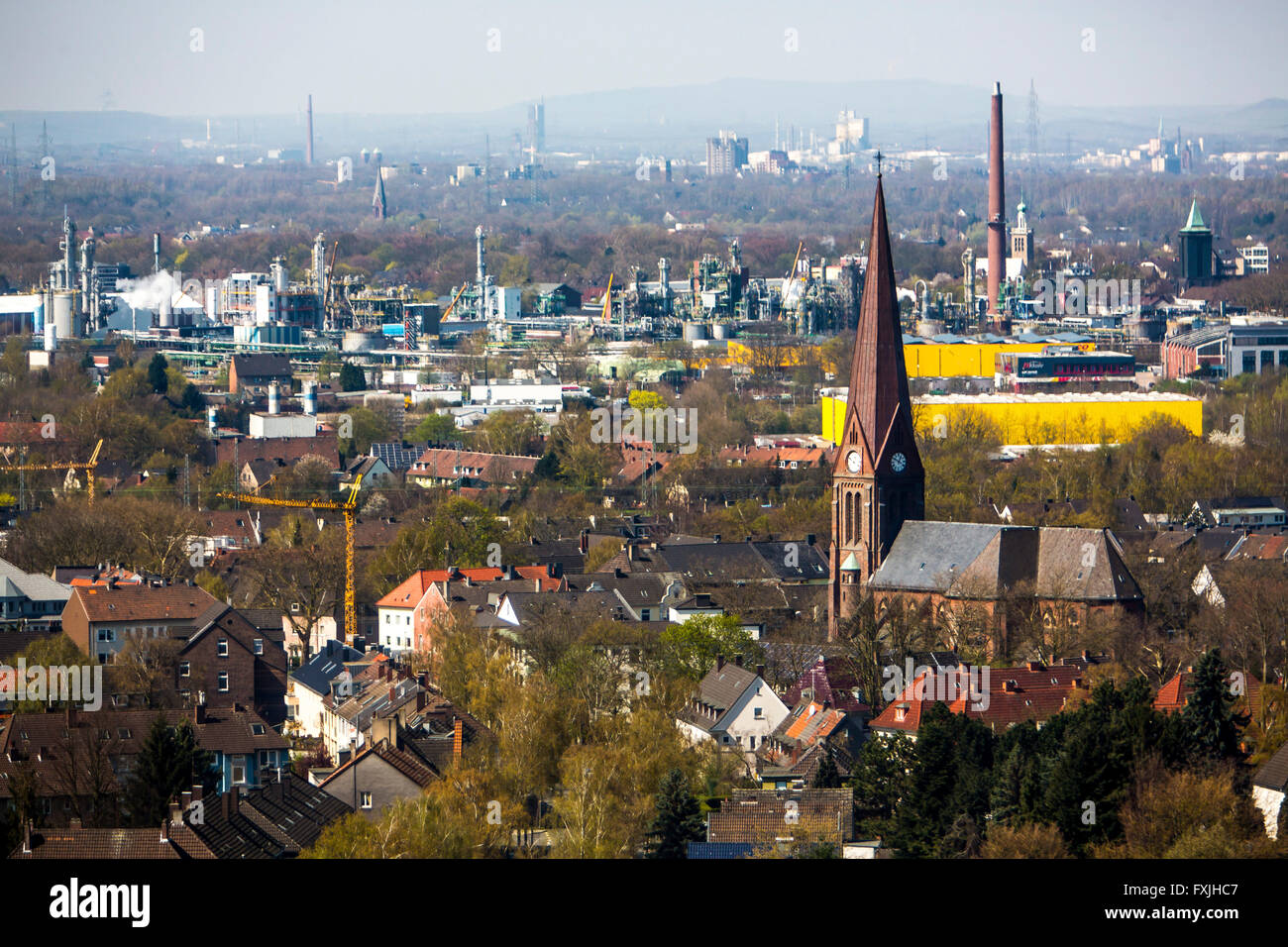 Affacciato Herne Gelsenkirchen, nel mezzo di opere chimiche dell azienda Evonik Industries AG in Herne, anteriore chiesa di San Francesco, Foto Stock