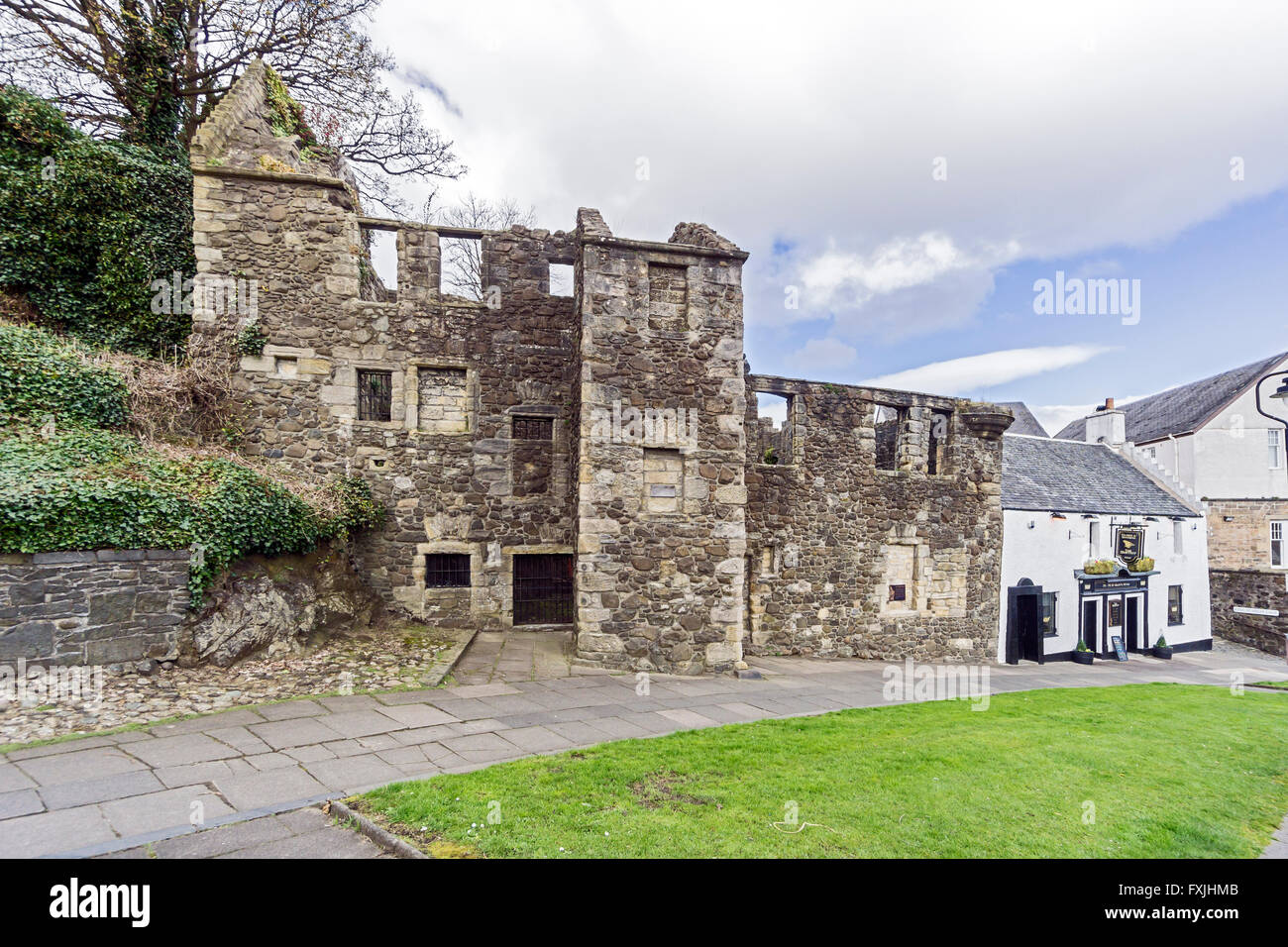 Edificio storico e ora rovina Giovanni Cowanes House St. Mary's Wynd a Stirling Scozia con l'antica fucina a destra Foto Stock