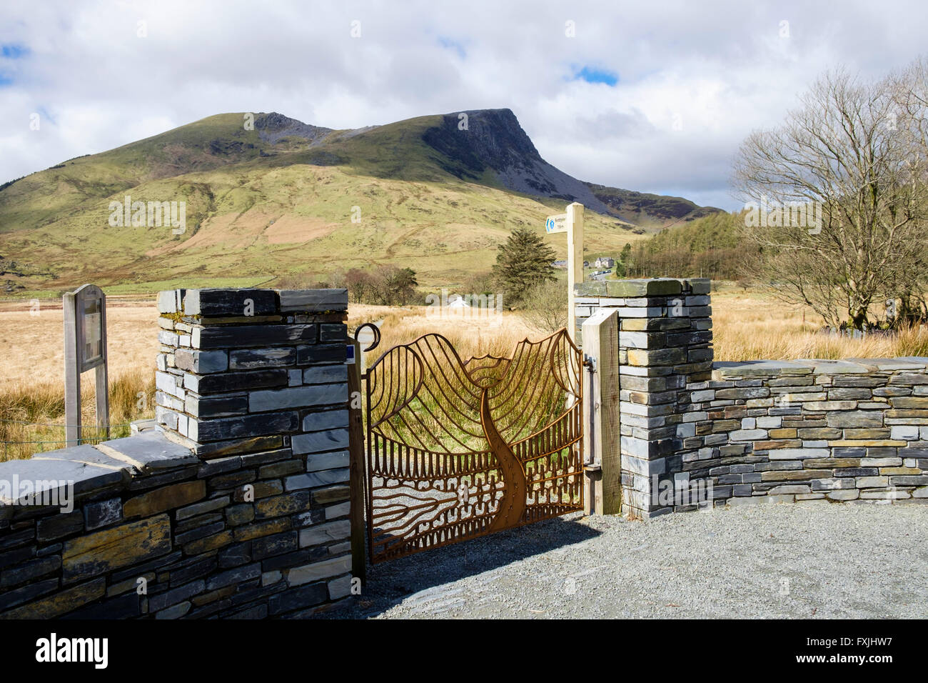 Porta d'ingresso all'inizio della ciclabile Lôn Gwyrfai sostiene 61 sentieri e bridleway per il Parco Nazionale Beddgelert Snowdonia (Eryri). Rhyd DDU Gwynedd Wales UK Foto Stock