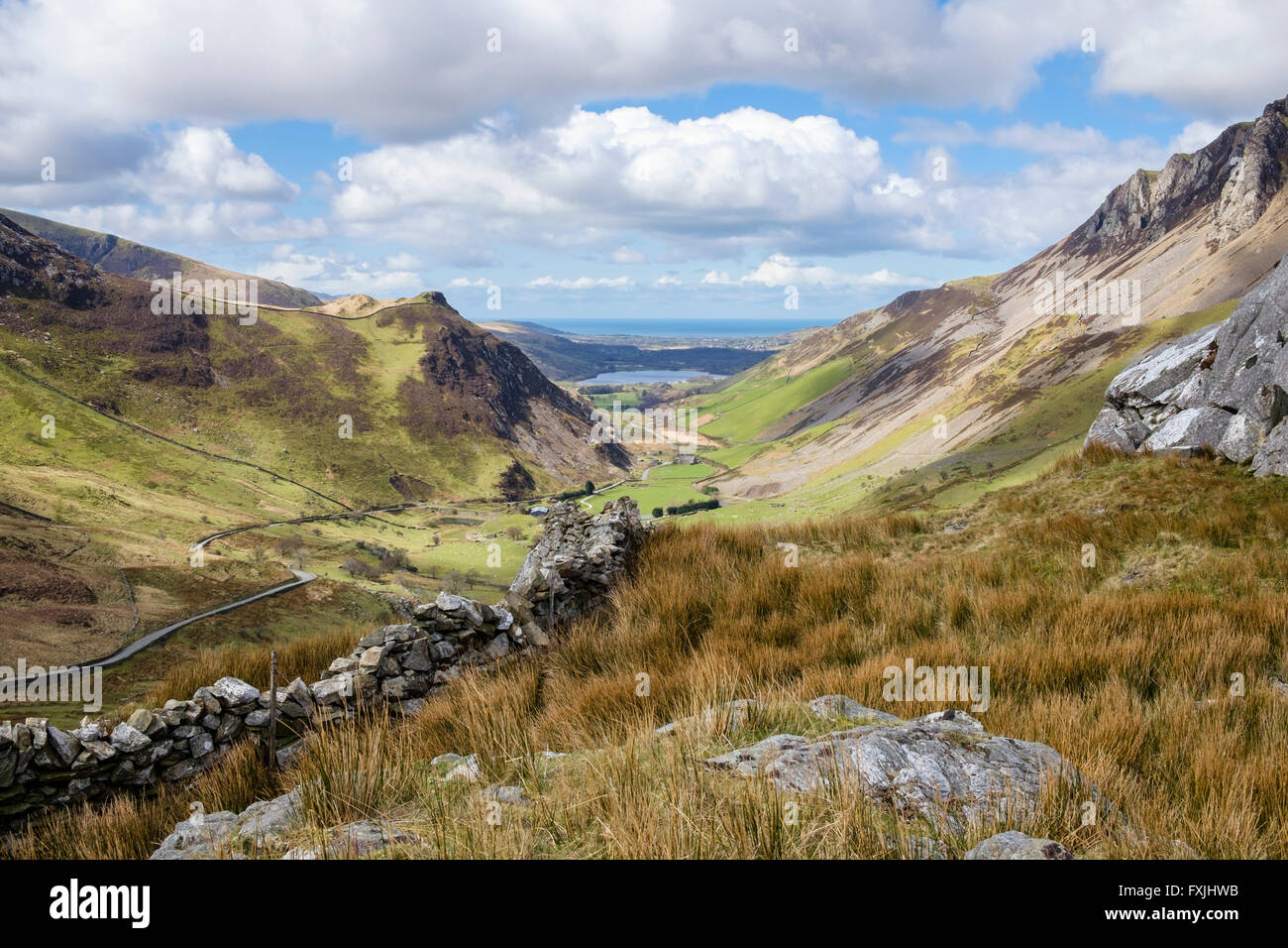 Guardando verso il basso Nantlle valley verso la costa ovest da Clogwyn y garreg nel Parco Nazionale di Snowdonia (Eryri). Il Galles del Nord, Regno Unito, Gran Bretagna Foto Stock