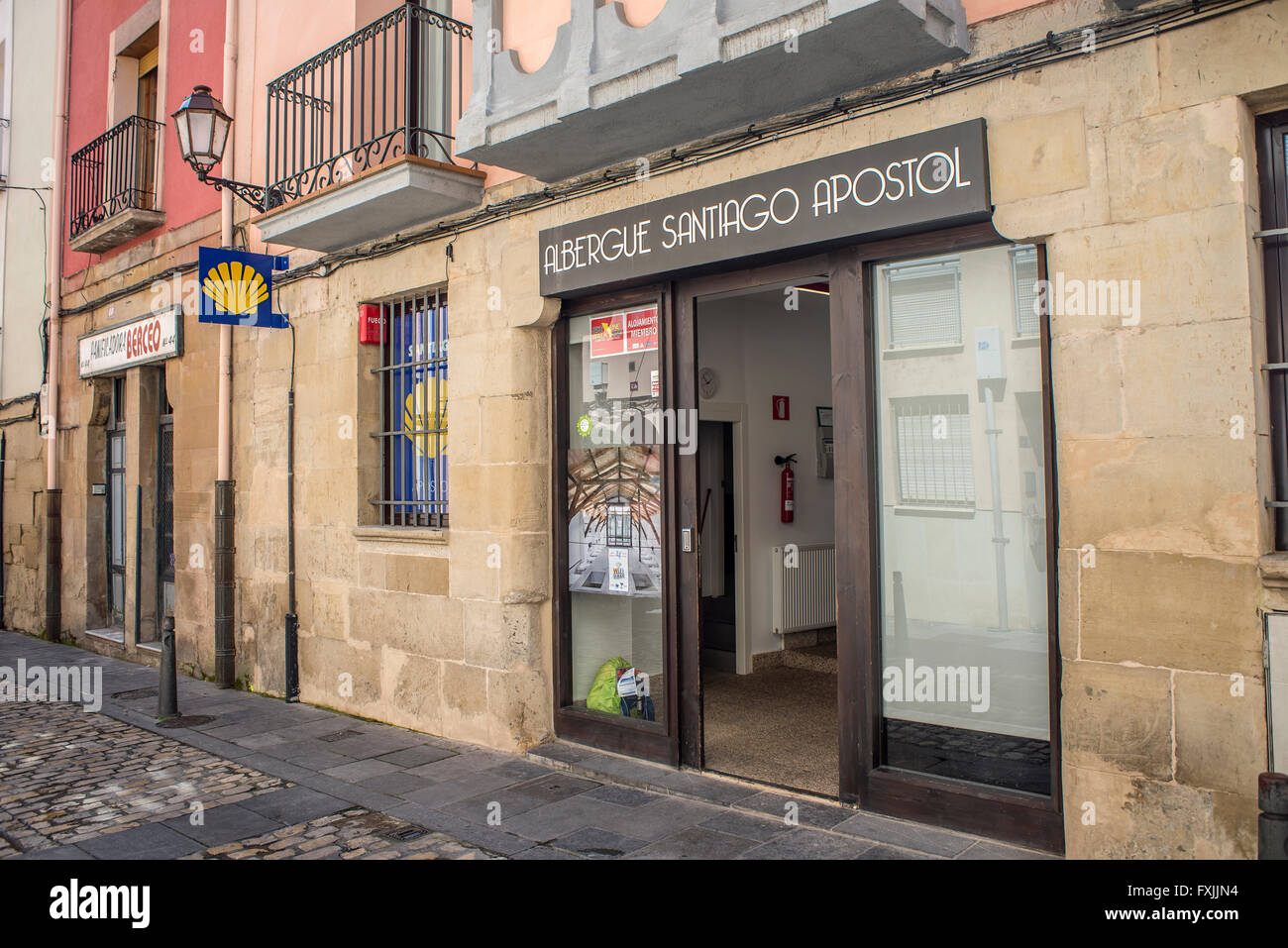 Pellegrini ostelli del cammino di san Giacomo. Albergue Santiago Apostol nel centro cittadino di Logroño, La Rioja. Spagna. Foto Stock