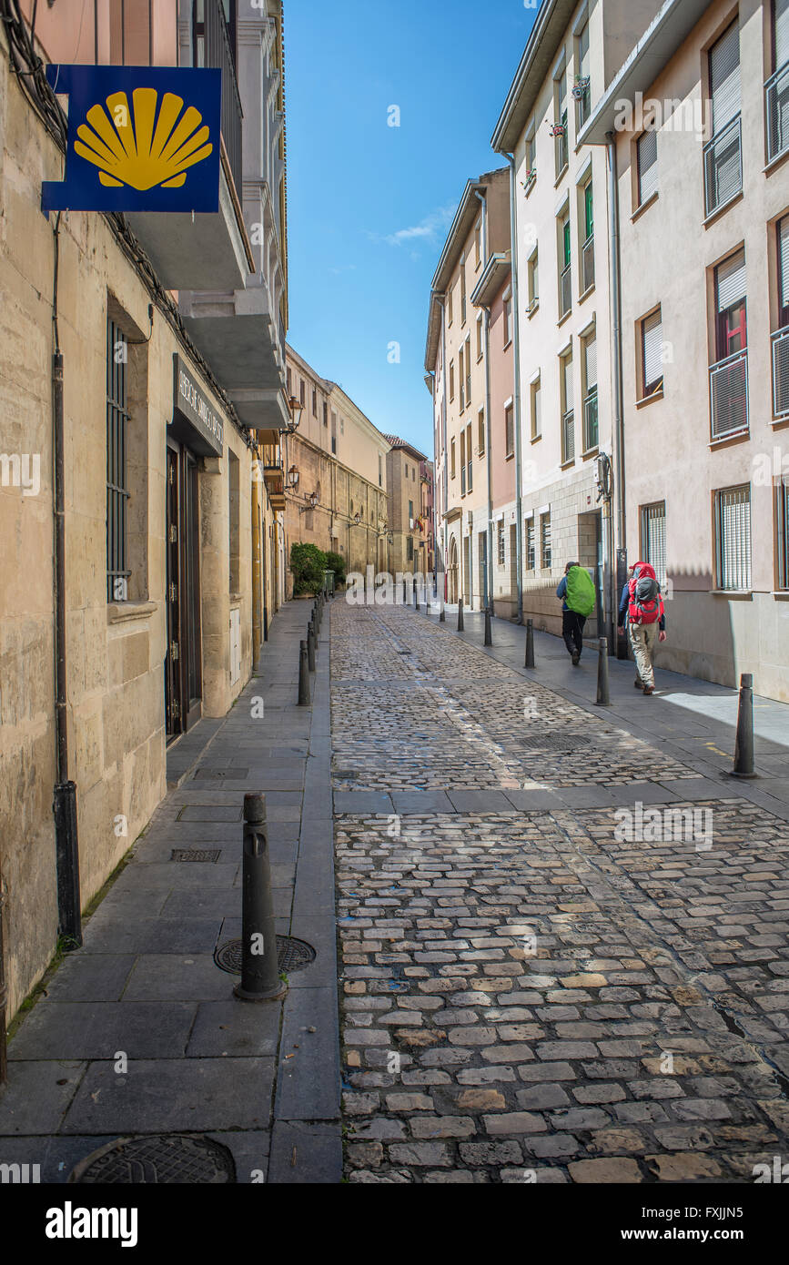 Pellegrini sulla via di San Giacomo a Ruavieja street di Logroño, La Rioja. Spagna. Foto Stock