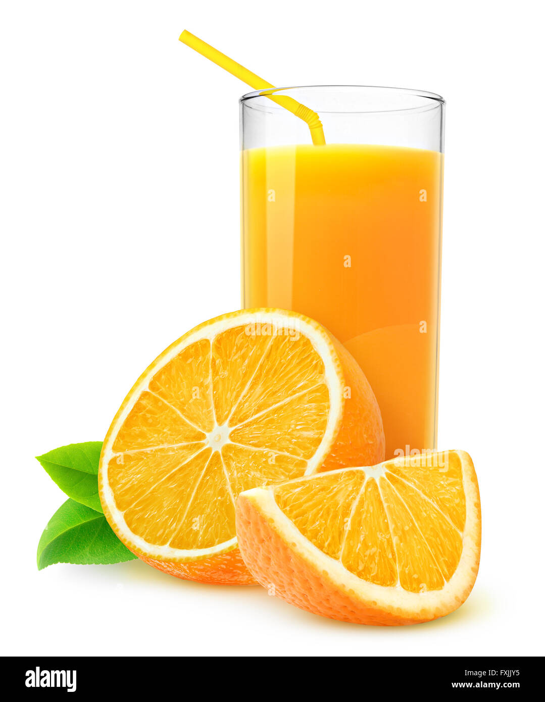 Isolato di succo di arancia. Fette di frutta di arancia e un bicchiere di succo di arancia isolato su bianco con tracciato di ritaglio Foto Stock