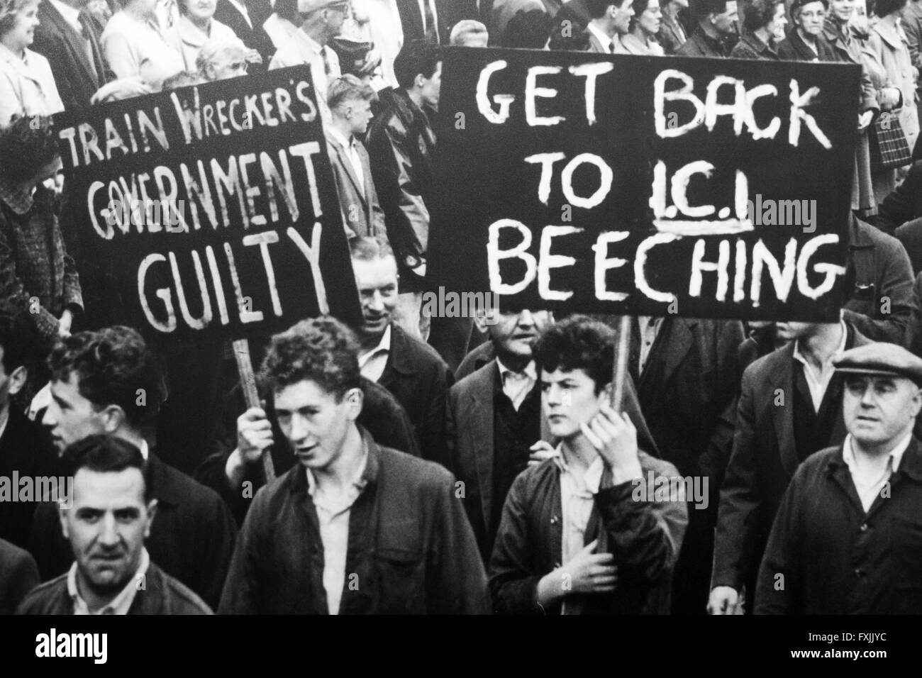 Immagine di archivio dei lavoratori in Inghilterra negli anni sessanta protestando circa Beeching di piani per la grande rampa di scala tagli. Foto Stock