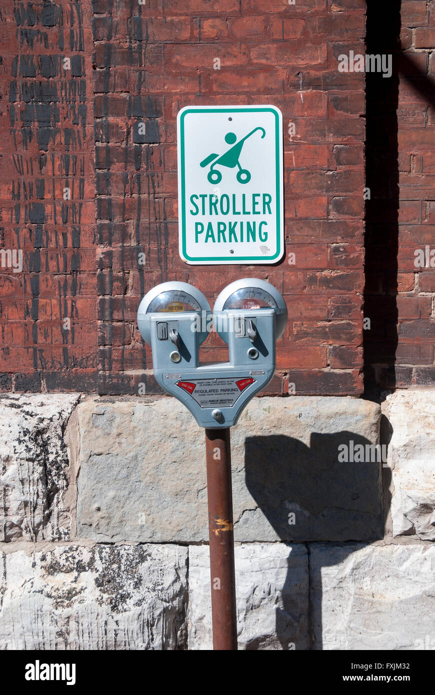 Una linguetta nella guancia segno sopra i parchimetri per passeggino riservato parcheggio a Toronto la Distilleria popolare area turistica. Foto Stock