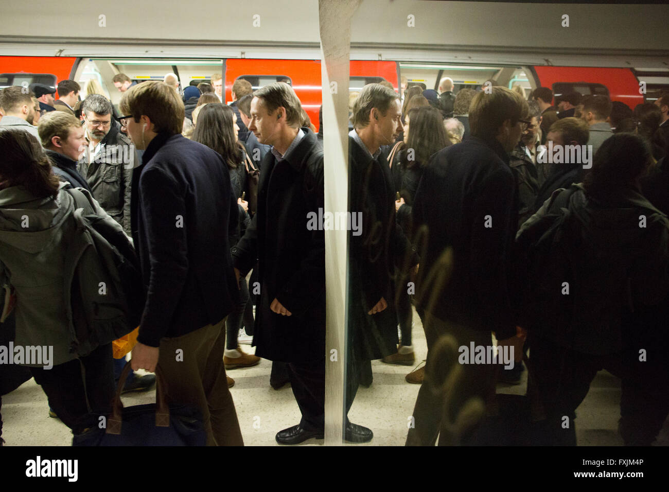 La gente sulla metropolitana di Londra a Londra Foto : Pixstory / alamy Foto Stock