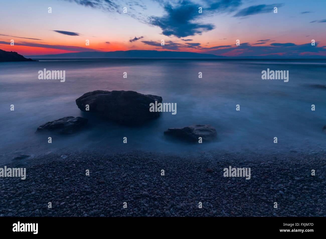 Appena dopo il tramonto a riva delle forme d'onda lunga esposizione in Dalmazia Croazia Foto Stock