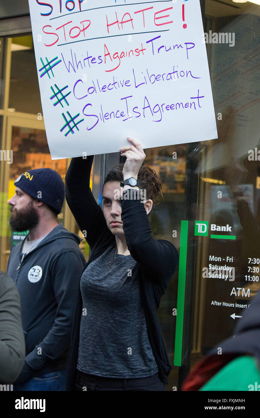 Interrompere l odio- una giovane donna americana si trova di fronte il Grand Hyatt Hotel di New York per protestare contro un J.Donald Trump presidenza Foto Stock