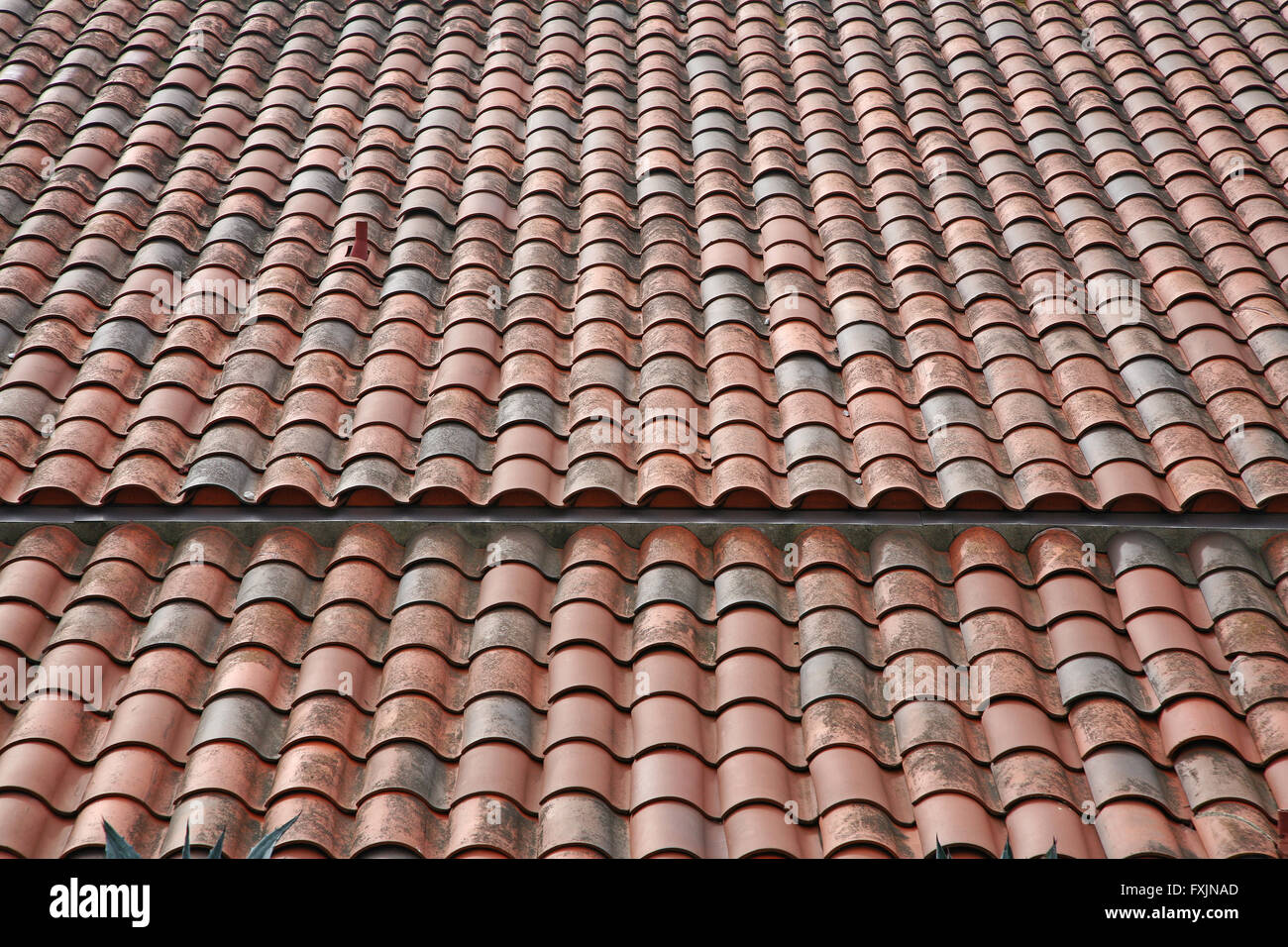 Tetto di tegole di terracotta con tetto di argilla Foto Stock